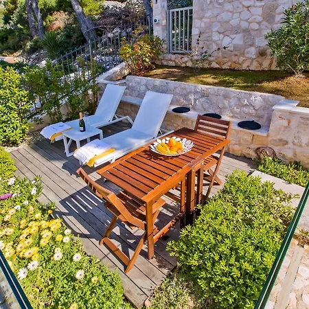 Madeleine Daire Hvar Town